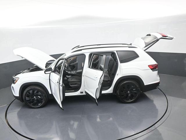 Photo of 2024 Pure White Volkswagen Atlas