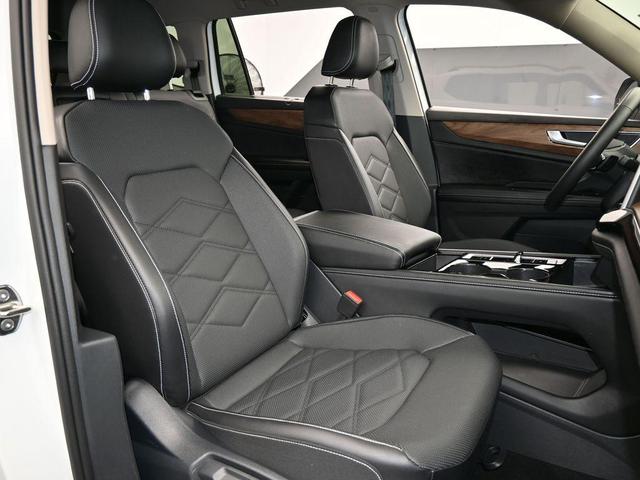 Photo of 2024 Pure White Volkswagen Atlas