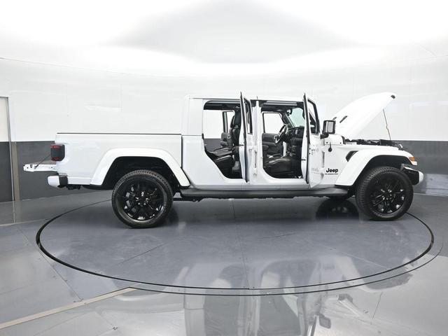 Photo of 2022 Bright White Clearcoat Jeep Gladiator