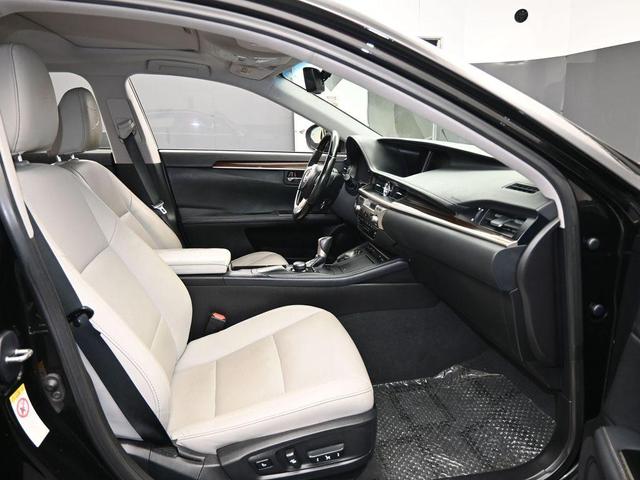 Photo of 2018 Black Lexus ES 350