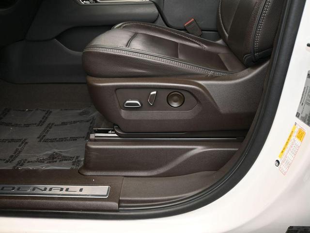 Photo of 2022 White Frost Tri-Coat GMC Yukon XL