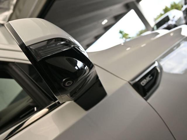 Photo of 2022 White Frost Tri-Coat GMC Yukon XL