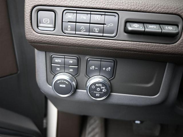 Photo of 2022 White Frost Tri-Coat GMC Yukon XL