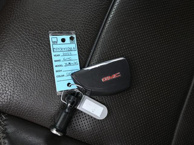 Photo of 2022 White Frost Tri-Coat GMC Yukon XL