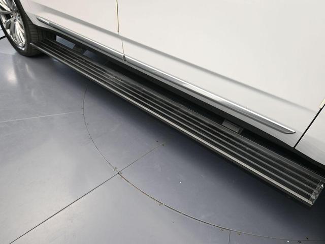 Photo of 2022 White Frost Tri-Coat GMC Yukon XL