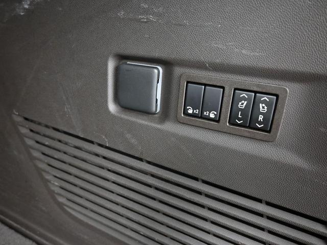 Photo of 2022 White Frost Tri-Coat GMC Yukon XL