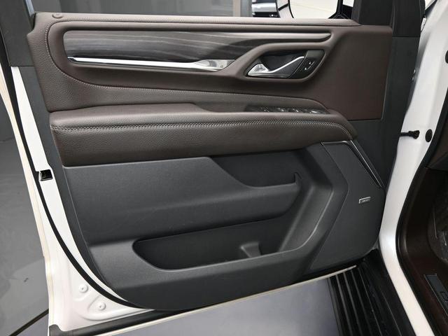 Photo of 2022 White Frost Tri-Coat GMC Yukon XL