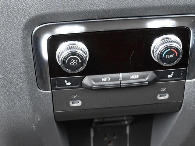Photo of 2022 White Frost Tri-Coat GMC Yukon XL