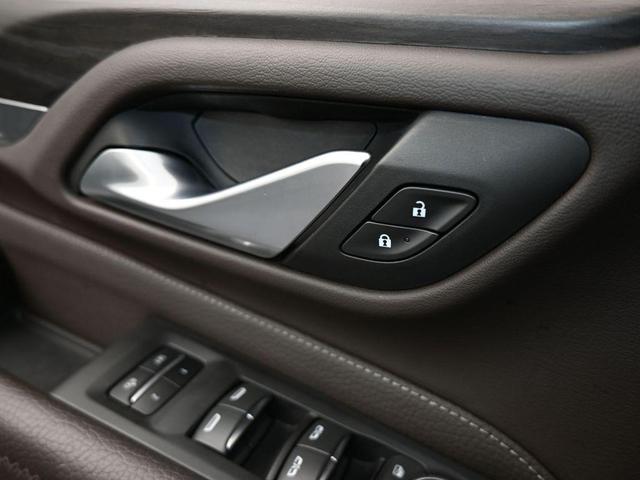 Photo of 2022 White Frost Tri-Coat GMC Yukon XL