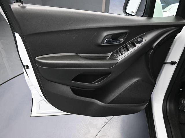 Photo of 2022 Summit White Chevrolet Trax
