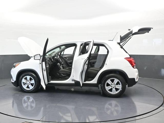 Photo of 2022 Summit White Chevrolet Trax
