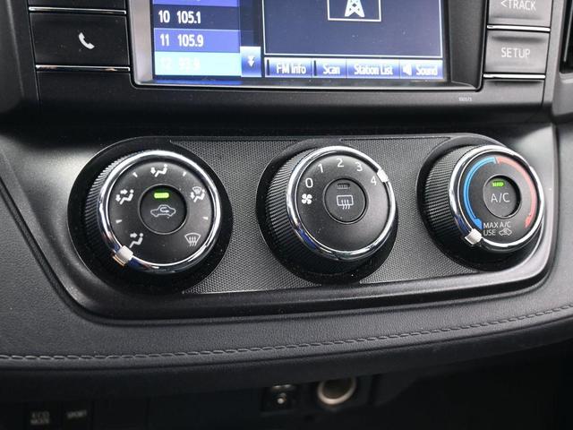 Photo of 2017 White Toyota RAV4