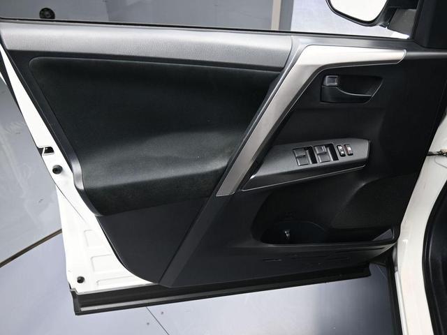 Photo of 2017 White Toyota RAV4