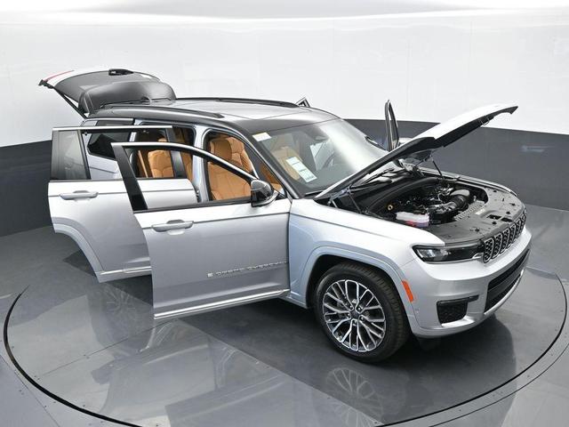 Photo of 2024 Silver Zynith Jeep Grand Cherokee L