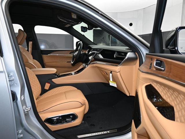 Photo of 2024 Silver Zynith Jeep Grand Cherokee L