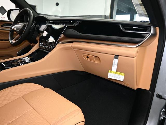 Photo of 2024 Silver Zynith Jeep Grand Cherokee L