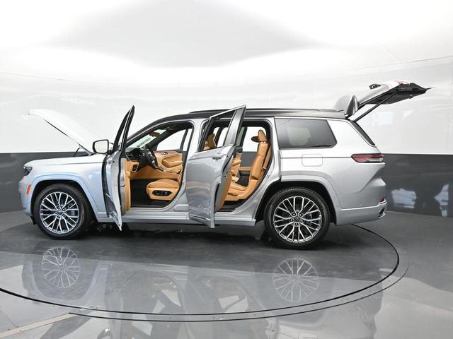 Photo of 2024 Silver Zynith Jeep Grand Cherokee L