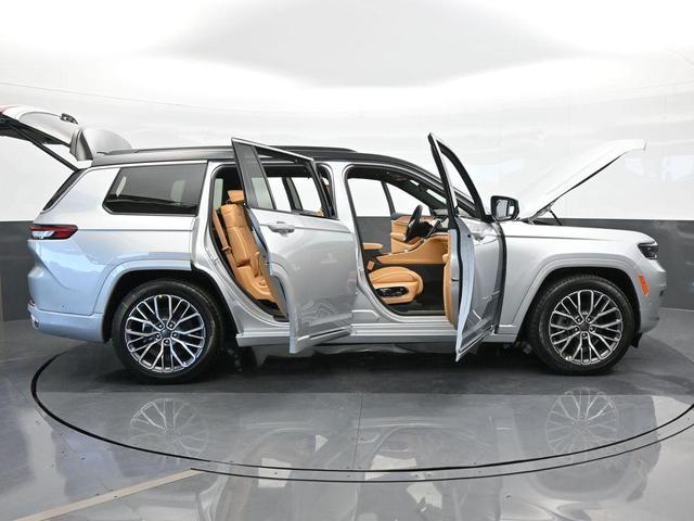 Photo of 2024 Silver Zynith Jeep Grand Cherokee L