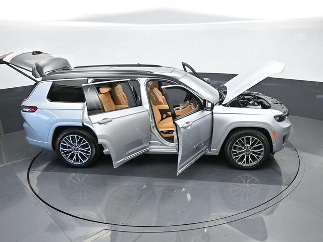 Photo of 2024 Silver Zynith Jeep Grand Cherokee L