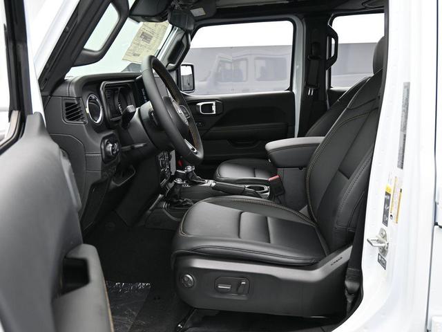 Photo of 2024 Bright White Clearcoat Jeep Gladiator