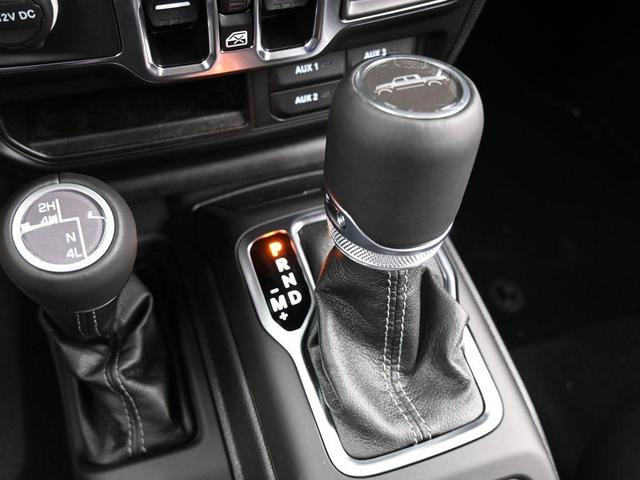 Photo of 2024 Bright White Clearcoat Jeep Gladiator