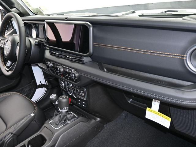 Photo of 2024 Bright White Clearcoat Jeep Gladiator