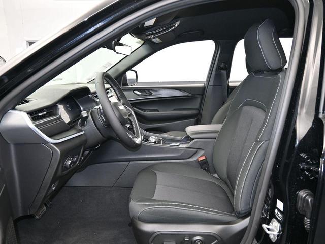 Photo of 2025 Diamond Black Jeep Grand Cherokee