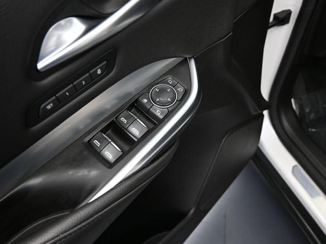Photo of 2022 Crystal White Tri-Coat Cadillac XT4