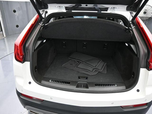 Photo of 2022 Crystal White Tri-Coat Cadillac XT4