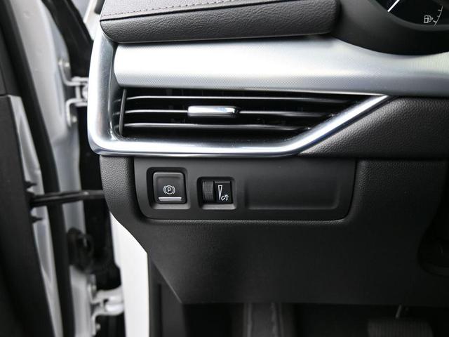 Photo of 2022 Crystal White Tri-Coat Cadillac XT4