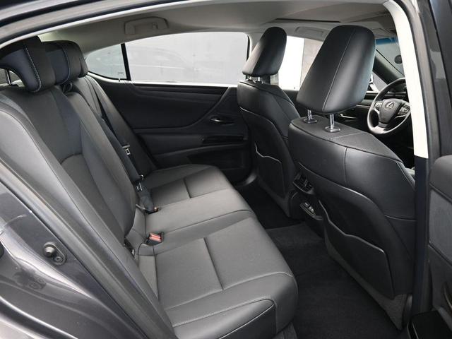 Photo of 2022 Cloudburst Gray Lexus ES 350