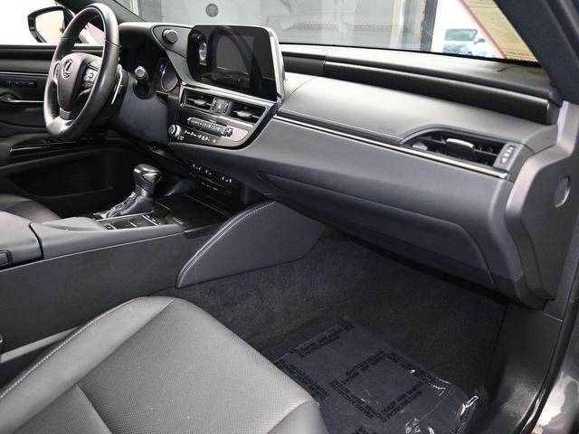 Photo of 2022 Cloudburst Gray Lexus ES 350