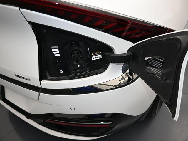 Photo of 2024 Snow White Pearl Kia EV6