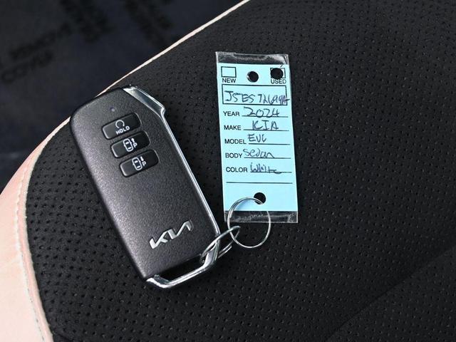 Photo of 2024 Snow White Pearl Kia EV6