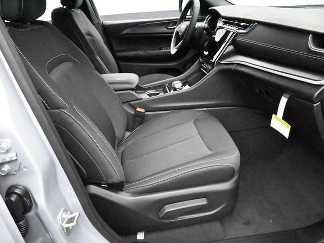 Photo of 2024 Silver Zynith Jeep Grand Cherokee L