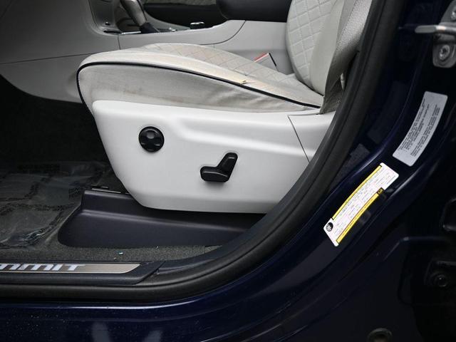 Photo of 2017 True Blue Pearlcoat Jeep Grand Cherokee