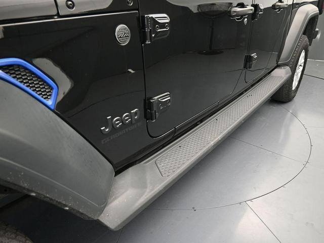 Photo of 2023 Black Clearcoat Jeep Gladiator
