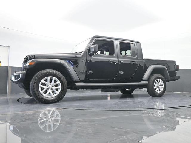 Photo of 2023 Black Clearcoat Jeep Gladiator
