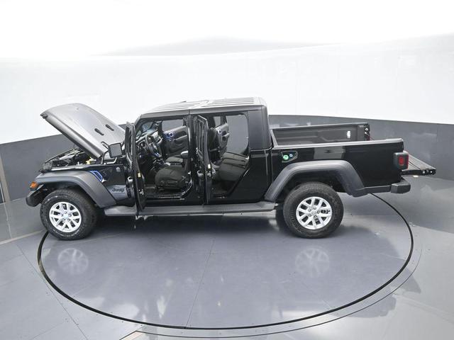 Photo of 2023 Black Clearcoat Jeep Gladiator