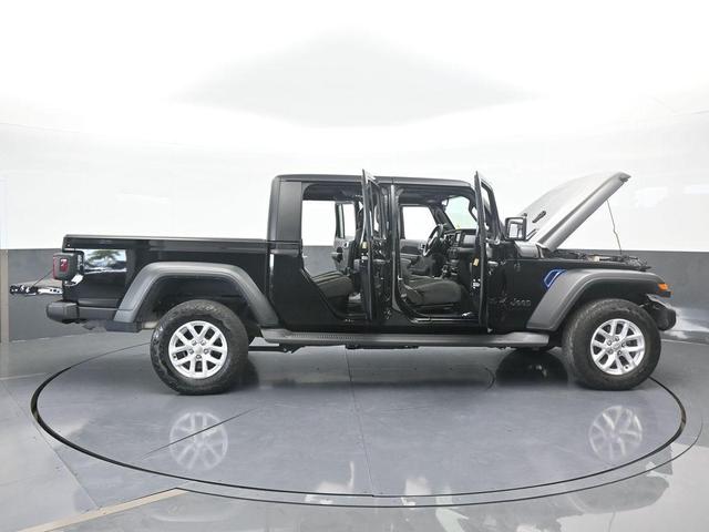 Photo of 2023 Black Clearcoat Jeep Gladiator