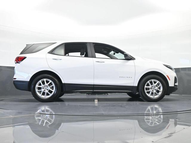 Photo of 2023 Summit White Chevrolet Equinox