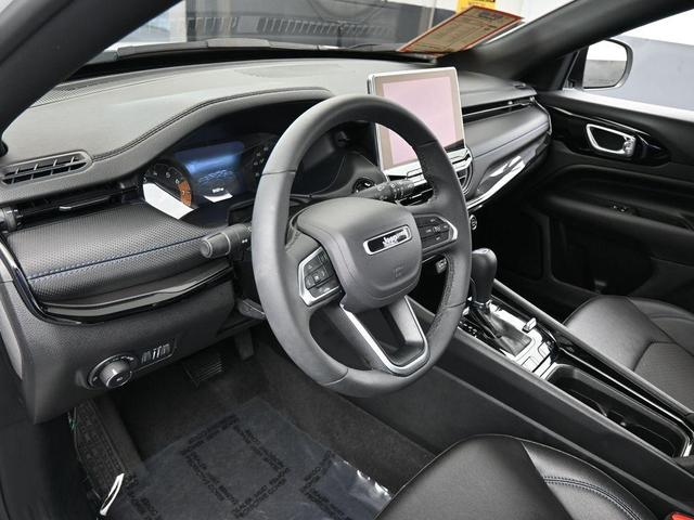 Photo of 2025 Bright White Clearcoat Jeep Compass