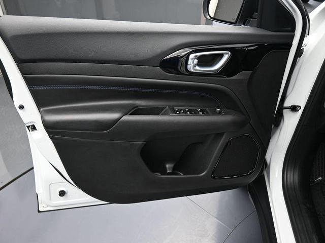 Photo of 2025 Bright White Clearcoat Jeep Compass