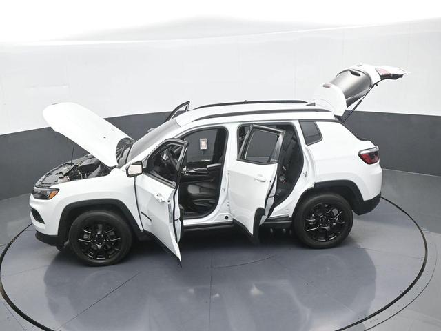 Photo of 2025 Bright White Clearcoat Jeep Compass