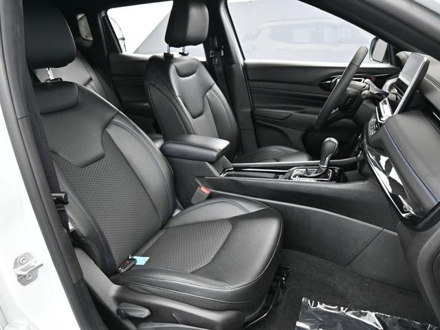 Photo of 2025 Bright White Clearcoat Jeep Compass
