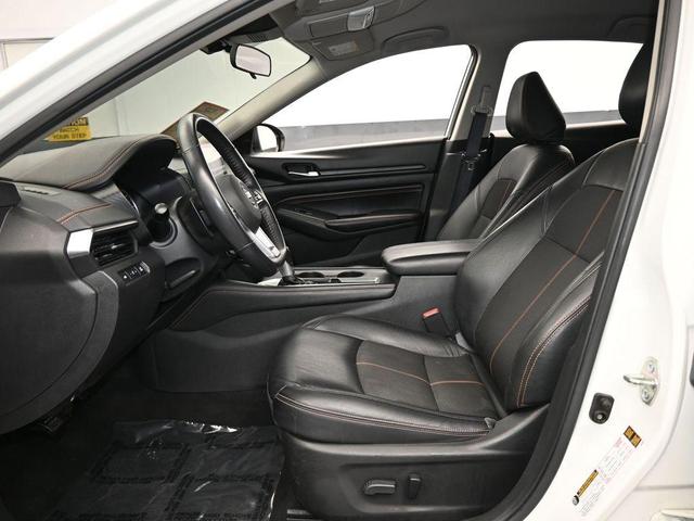Photo of 2021 Glacier White Nissan Altima