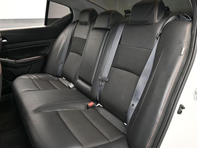 Photo of 2021 Glacier White Nissan Altima