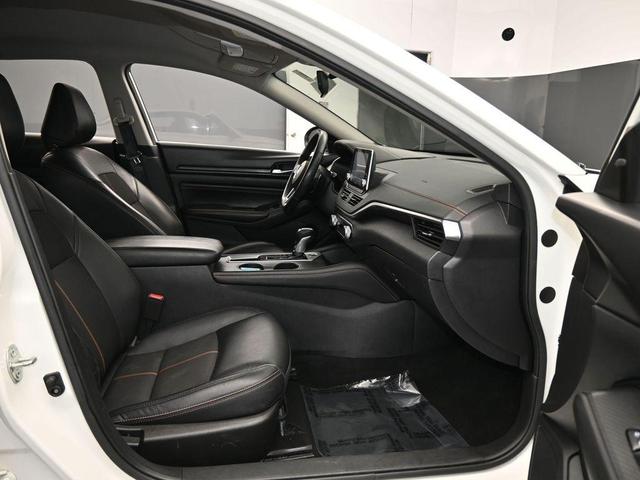 Photo of 2021 Glacier White Nissan Altima