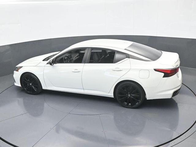 Photo of 2021 Glacier White Nissan Altima