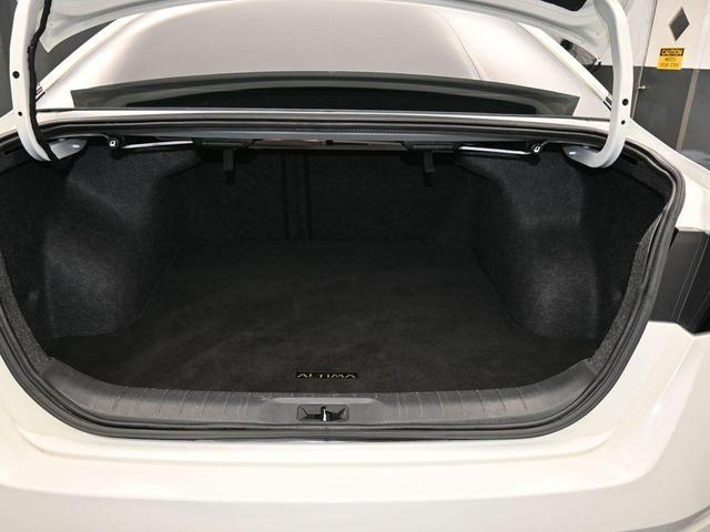 Photo of 2021 Glacier White Nissan Altima